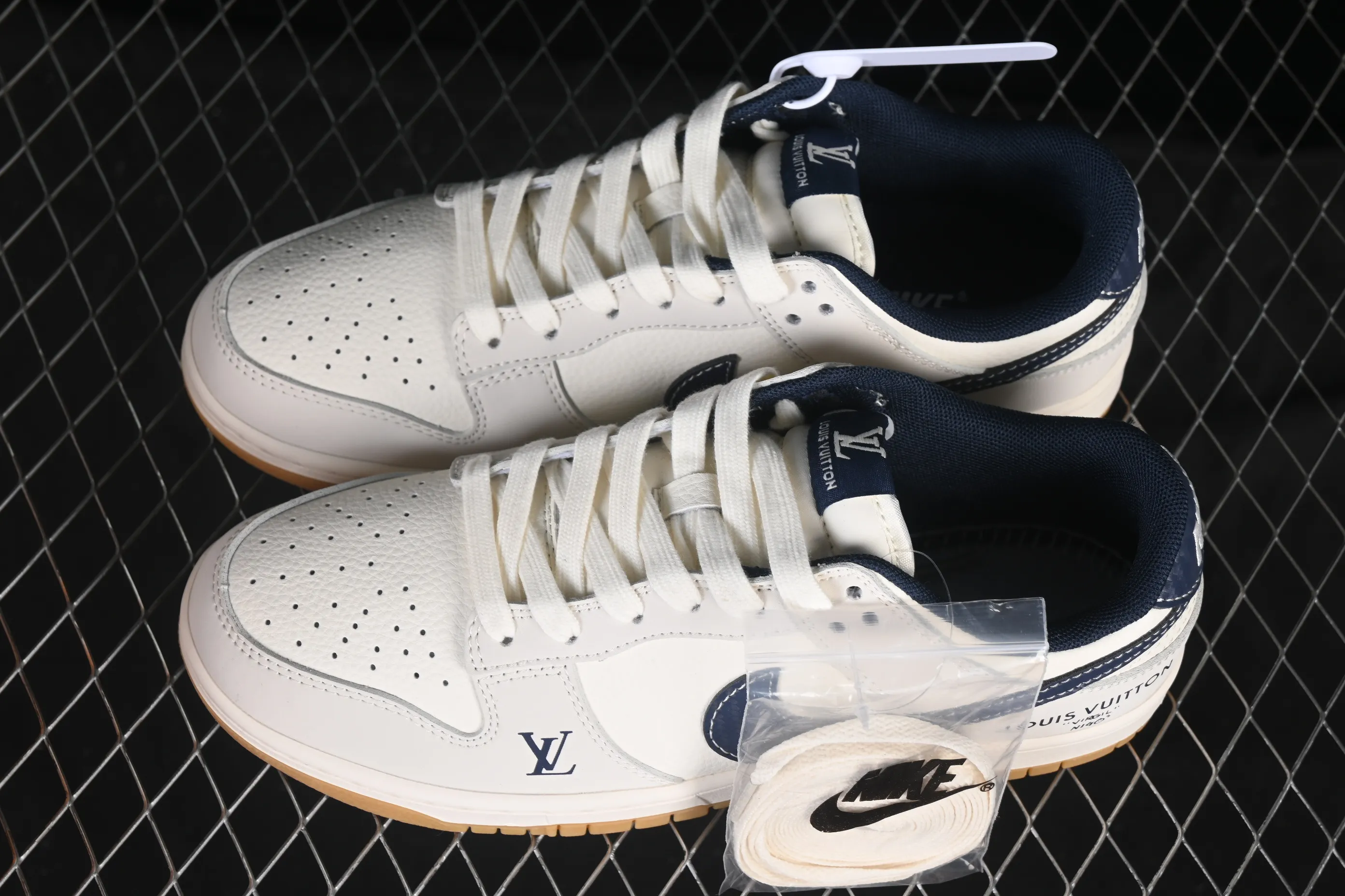 All categories Nk SB Dunk Series Nk SB Dunk Low High-end customized low-top sneakers Nike SB Dunk Low LV co-branded Milan raw rubber sole Anniversary high-end customized low-top casual sneakers UP1628-002